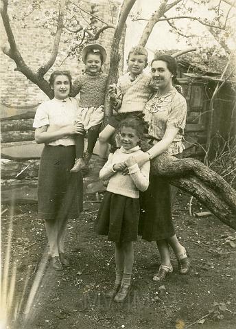 KKE 210.jpg - Rodzina Bystrzyckich z Lucyną Prybylską, żoną wuja Włodzimierza i ich córką Elą, Krystynopol, lipiec 1943 r.